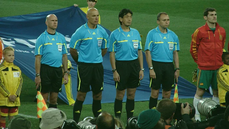 国家队球衣与队徽细节实拍(矛盾三:健康信息与保险性选人)