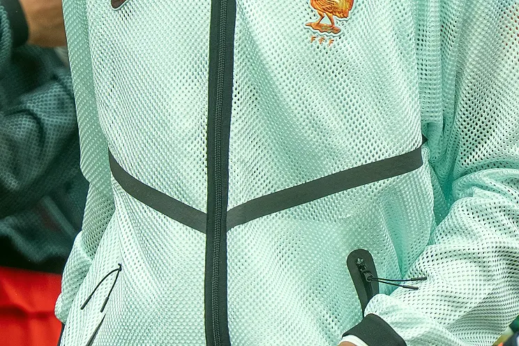 比赛中一方球员在密集防守中传递实拍(对手防线位置决定意义)